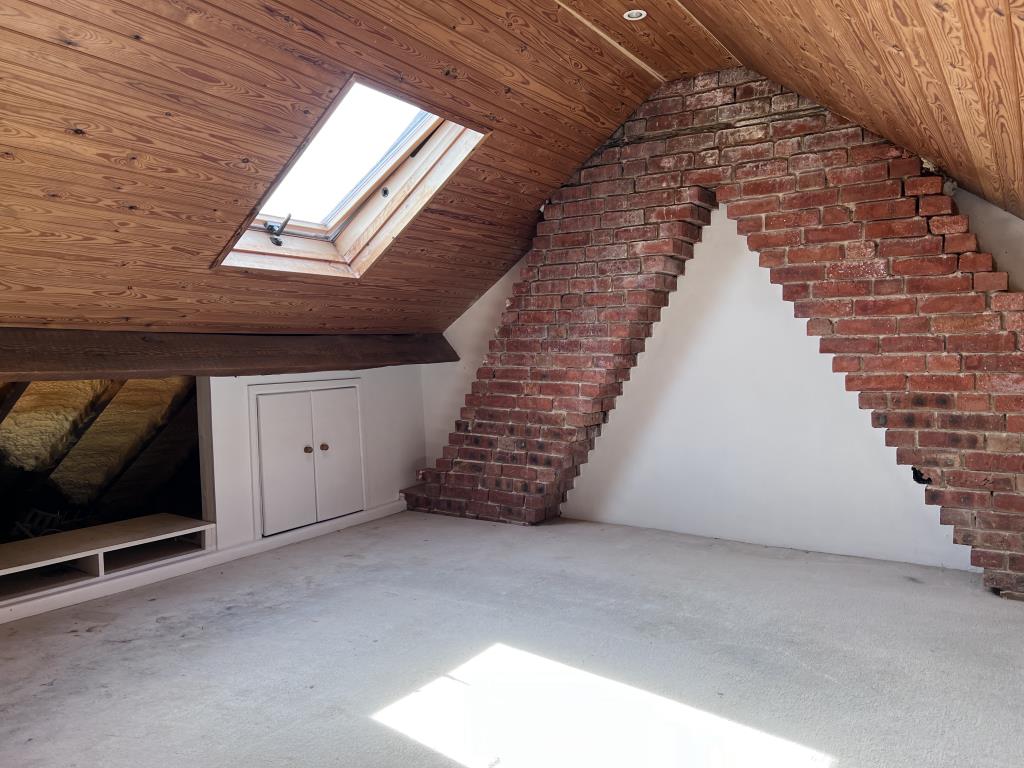 Lot: 15 - FREEHOLD PROPERTY ARRANGED AS TWO FLATS - First floor flat loft room